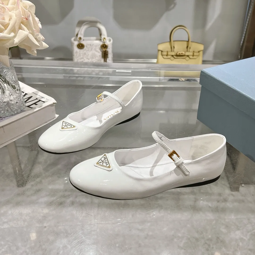 👟👟Ex-factory price 440👟👟 🔥🔥✨Prada/Prada 2024ss spring and summer new products are now available🌟 Mary Jane flat ballet shoes Soft and comfortable, recommended by major bloggers in Little Red Book, proper college style ➕Commuting 1-1 development Round-head golden triangle button Fabric: patent leather, sheepskin, silk fabric Sheepskin lining code number: 35 to 40 (41 is custom-made and cannot be returned or exchanged)
